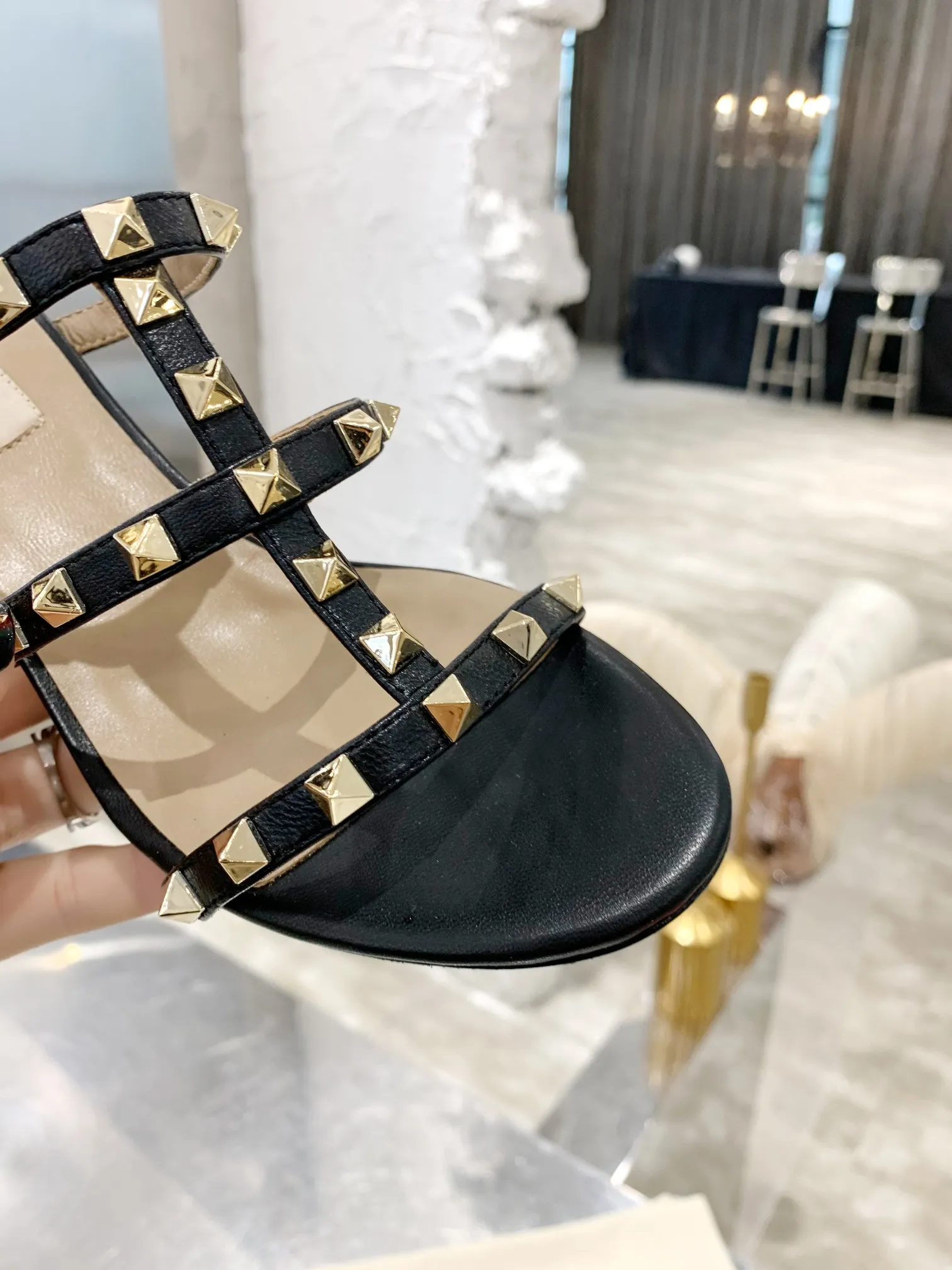 👟👟Ex-factory price 440👟👟 Warren thick heel sandals) VT rivet series is definitely a classic! Since the launch of the Rockstud Collection series, it has become one of the important iconic elements of Valentino! Domineering rivets are a must-have item in every woman’s shoe wardrobe! Created from the original, perfectly reproduced! Heel height: 6 cm, flat bottom, size 34-42, leather outsole